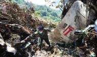 Aparat TNI melakukan proses pencarian korban diantara serpihan puing pesawat Sukhoi Superjet 100 di Puncak Salak 1, Gunung Salak, Bogor, Sabtu (11/5).