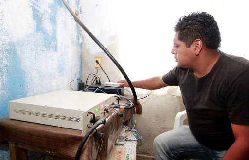 Homem opera equipamentos de comunicação móvel em Talea de Castro, estado de Oaxaca, México, 17 de agosto