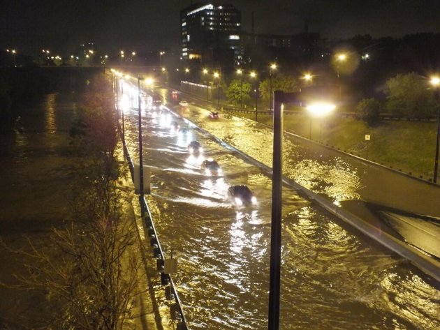 Major flooding DVP at Dundas. All lanes covered in deep water. #Toronto #Traffic #GTA pic.twitter.com/HBA0WeP9mn