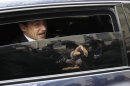 Sarkozy baja la ventanilla de su vehículo al marcharse de su centro de votación en París