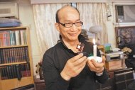 　清華大學材料系教授周卓煇研究團隊，廿八日發表國內來第一個利用電力而不必燃燒碳氫的擬燭光源（見圖，李坤建攝）。