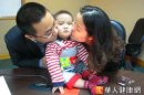 罹患罕見白血病的小病童Le（中），透過慈濟骨髓資料庫找到配對成功的骨髓，去年來台北榮總接受移植治療，半年來復原狀況良好，父母開心的親吻他。（攝影／張雅雯）