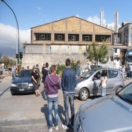 Χάος στην Πάτρα: Κάτοικοι πολιορκούν κτίριο με μετανάστες! - Κατεβαίνουν Ακροδεξιοί από την Αθήνα; - ΒΙΝΤΕΟ