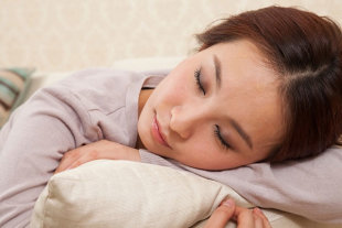 Những người chìm vào giấc ngủ nhanh thường có hiện tượng ngừng thở trong khi ngủ.