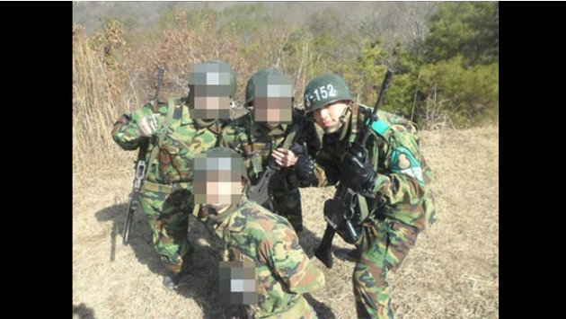 Se7en Charismatically Carries Out Army Duties in Recent Pictures