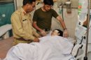 Médicos do exército paquistanês cuidam de Malala Yousafzai em hospital militar em Peshawar