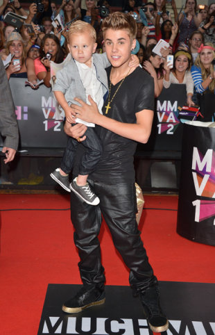 Justin Bieber Music on Justin Bieber And His Little Brother Jaxon At The 2012 Muchmusic Video