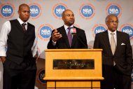 El presidente de la asociación de jugadores de la NBA, Derek Fisher, centro, habla en una rueda de prensa el jueves, 10 de noviembre de 2011, en Nueva York. (AP Photo/John Minchillo)