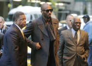 Kobe Bryant, en el medio, llega a una reunión de los jugadores de la NBA en Nueva York, el lunes 14 de noviembre de 2011. (AP Foto/Seth Wenig)