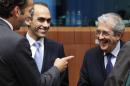 Il ministro dell'Economia Fabrizio Saccomanni sorride mentre parla con alcuni colleghi europei a Bruxelles