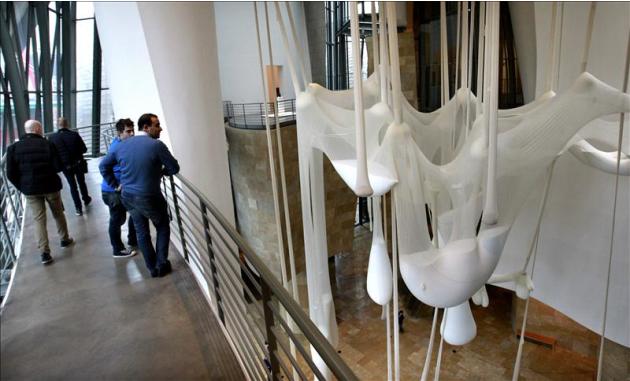 El atrio del Museo Guggenheim Bilbao exhibe desde anoche la gigantesca escultura &quot;El cuerpo que cae (Le corps) femenino (de Leviatán Thot)&quot;, perteneciente a la exposición &quot;Ernesto Neto: