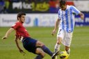 El centrocampista del Osasuna Sanjurjo intenta frenar a Joaquín, del Málaga, este sábado en el estadio Reyno de Navarra