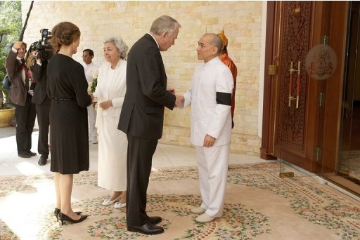 French PM Jean-Marc Ayrault (C) shakes hands with Cambodia's King Norodom Sihamoni, on February 3, 2013