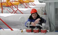 Un obrero del consorcio gasístico ruso Gazprom trabaja en la estación de medición de gas de Sudzha, a solo 200 metros de la frontera con Ucrania, en la región de Kursk (Federación Rusa). EFE/Archivo