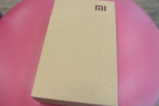 外包裝的部分同樣維持著小米的風格-單純的紙盒色系包裝，就在右上方有著MI字樣logo。