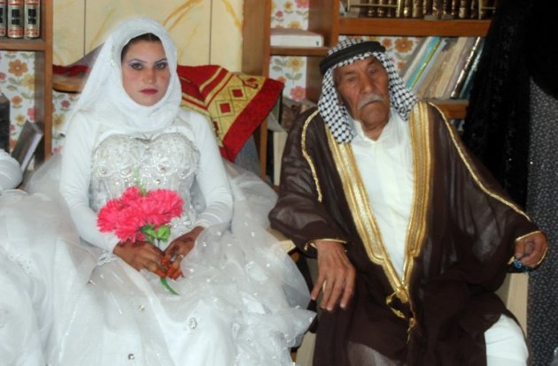 عراقي تسعيني يتزوج فتاة في العشرين !  000-Nic6230653-jpg_130253