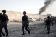 Policías y soldados afganos en el lugar de un atentado. EFE/Archivo