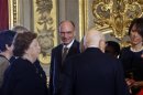 Il neo premier Enrico Letta sorride, circondato da alcuni dei suoi ministri e dal presidente della Repubblica Giorgio Napolitano, in occasione della cerimonia di giuramento al Quirinale