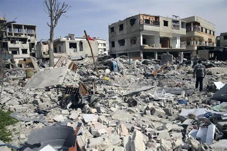 A Harasta, dans la banlieue de Damas, lundi. Les Nations unies craignent que le Liban soit aspiré dans la guerre civile en Syrie, qui va bientôt entrer dans sa troisième année. /Photo prise le 26 février 2013/REUTERS/ Mohamed Abdullah