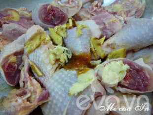 Món ngon cuối tuần: Thịt gà om nấm 1322707872-gaomnam-bep-eva2