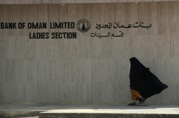 سيدة تسير إلى جوار بنك عمان عام 1975