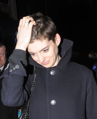  Hathaway Pixie Haircut on Anne Hathaway Goes For The Chop   Yahoo  Omg  Uk