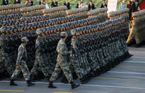 Soldados chinos marchan frente a la Puerta de Tiananmen &hellip;
