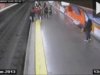 Απίστευτο βίντεο με γυναίκα να πέφτει στις ράγες του μετρό