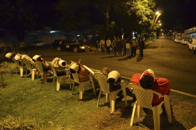 COBERTURA VISUALE DE LA ESCENA Los cadáveres de siete hombres sentados en sillas aparecieron en una céntrica calle de Uruapan, en el estado mexicano de Michoacán, el 23 de marzo de 2013. Los cuerpos de los siete hombres fueron encontrados en las sillas dispuestas en la calle, informaron medios locales. Los hombres recibieron disparos en la cabeza y algunos tenían mensajes de amenazas clavados con pico de hielo en el pecho. El cartel de la derecha dice: "Advertencia: Esto sucederá a los ladrones, secuestradores, delincuentes sexuales y extorsionistas!". REUTERS / Stringe