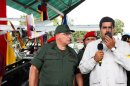 Fotografía cedida por el Palacio de Miraflores del presidente de Venezuela, Nicolás Maduro (d), durante la presentación de un nuevo sistema de defensa, ayer en Maracay (Venezuela). EFE