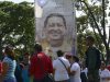 Seguidores de Hugo Chávez, a las afueras del hospital Militar de Caracas, el martes 5 de marzo.