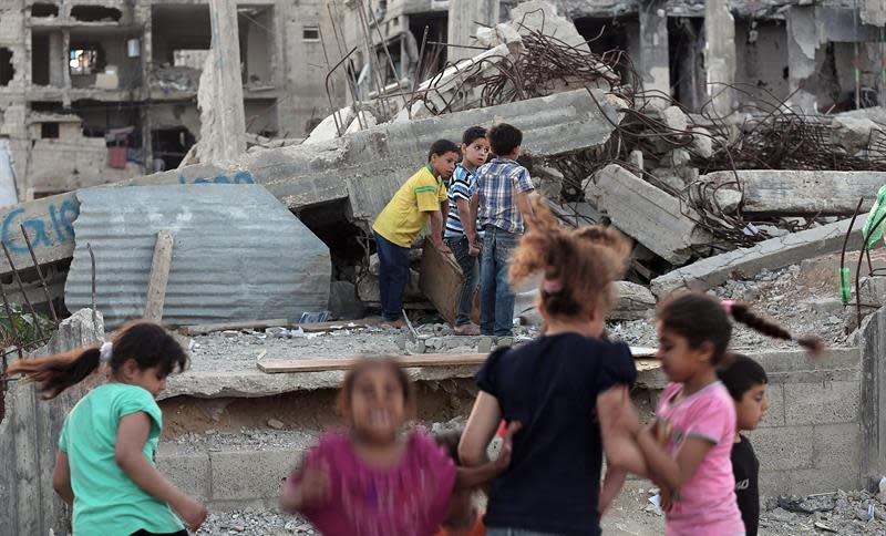 . Gaza City (Zzzzz), 31/05/2015.- Palestinian children play between their destroyed homes, damaged during the Israeli-Hamas conflict of 2014, in Al Shejaeiya neighbourhood, eastern Gaza City, 31 May 2015. Israel will do whatever is needed to ensure that its southern border area with the Gaza Strip remains quiet, Israeli Prime Minister Benjamin Netanyahu warned last week, after a Gaza armed group launched a Grad missile at the southern Israeli town of Gan Yavneh. It was the first Grad missile launched since the July-August 2014 war. EFE/EPA/MOHAMMED SABER
