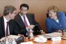 La canciller alemana, Angela Merkel (dcha), conversa con el ministro de Economía, Philipp Rösler (c), y con el responsable de Exteriores, Guido Westerwelle (izq), antes del inicio de la reunión del Consejo de Ministros en la Cancillería en Berlín (Alemania) hoy, miércoles 27 de junio de 2012. EFE