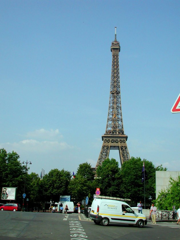 Menikmati Paris dari Menara …