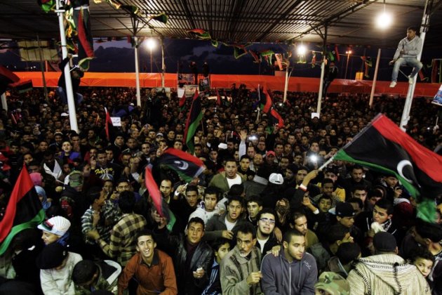 وبدأت الاحتفالات منذ الجمعة في طرابلس وبنغازي حيث نظم آلاف الأشخاص مسيرات سيّارة وراجلة حاملين الأعلام الليبية ومرددين شعارات تمجد ذكرى 'شهداء الثورة'.