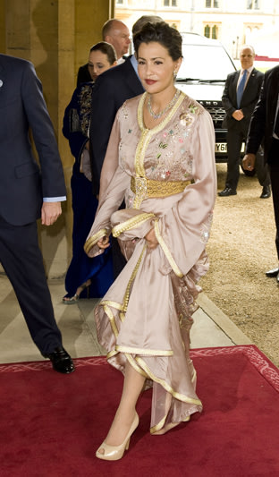 ما رأيك بملابس سيدات دول العالم خلال الإحتفال بالملكة إليزابيت؟ 4sayidatynet-21Mars-jpg_095902