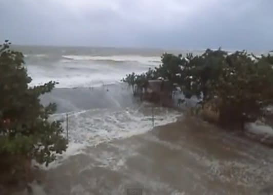 Typhoon Haiyan batters port at Philippines