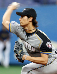 Foto de archivo del 5 de septiembre de 2007 del pitcher japonés de Nippon Ham Fighters, Yu Darvish. Darvish anunció el jueves, 8 de diciembre de 2011, que quiere lanzar en las mayores. (AP Photo/Kyodo News, File).