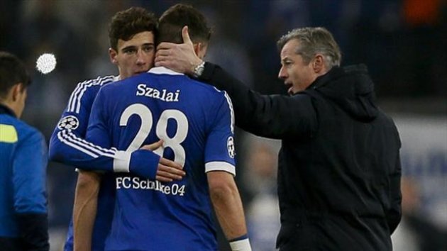 Schalke coach Jens Keller celebrates with Adam Szalai (C) and Julian Draxler (Reuters)