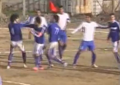 بالفيديو: لاعبان في فريق واحد يحولان مباراة كرة إلى مباراة قتالية Iran-jpg_095024