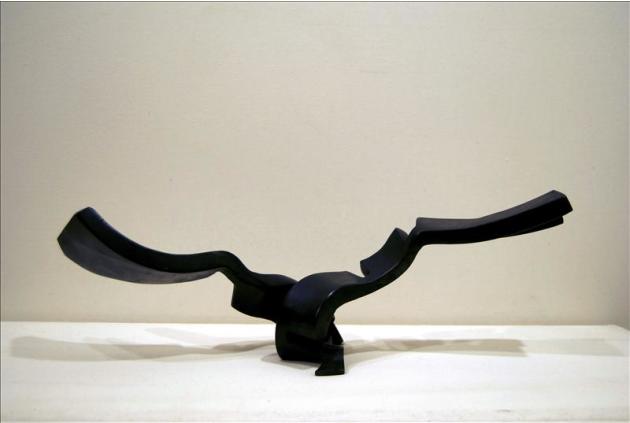 Fotografía facilitada por la galería madrileña ArtePaso, de la obra de Martín Chirino, &quot;Raíz&quot; (1965) en hierro, que forma parte de la exposición &quot;Chirino & Chirino&quot;, en la que Mart
