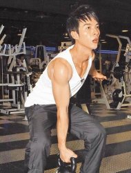 陳勢安認真示範壺鈴運動，全身汗如雨下。陳明中攝<BR>場地提供：World Gym健身俱樂部服裝提供：PUMA