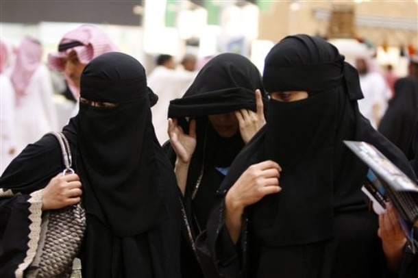 سعودية وابنتيها يخلعن العباءات ويبصقن على رجال "الهيئة" Saudi-women-visit-the-Saudi-Travel-and-Tourism-Investment-Market--STTIM--fair-in-Riyadh--Saudi-Arabia--Monday--March-29--2010--jpg_191142