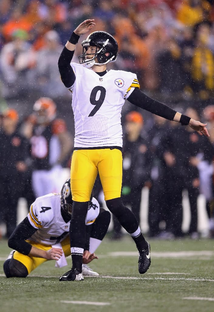 Chris Boswell of the Pittsburgh Steelers kicks a field goal to give the Steelers a  win against the Cincinnati Bengals during their AFC Wild Card...