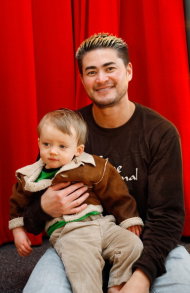 Thomas Beatie, con su hijo (Christopher Hunt/Getty)