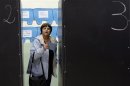 Un'elettrice esce dalla cabina dopo aver votato alle comunali di Civitavecchia