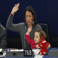 Η πιο μικρή ευρωβουλευτής ψηφίζει μαζί με τη μαμά της! ΦΩΤΟ