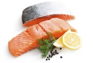 地中海飲食包括含油多的魚類，像是沙丁魚、鯷魚，飽含omega-3脂肪酸，可保護心臟健康。