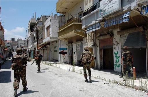 Soldados sirios patrullan en las calles de Talkalkh, cerca a la frontera libanesa, en la provincia de Homs (Siria). EFE/Archivo