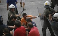 Σε διαθεσιμότητα αστυνομικός των ΜΑΤ που χτύπησε διαδηλωτή